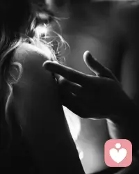 Love is also when you want to touch you again and again. 
Automatically sitting next to you at the table and putting your hand on yours, standing and walking next to you as often as possible, suddenly calling you out of nowhere and then just giving you a quick hug. 
Gently stroking away your stray hairs while at the same time losing yourself in your eyes, holding your hand tightly while crossing the street. 
Love is - when you want you: touching, feeling, seeing, hearing. It is impossible to fake these little things if the love is not real. 
That is why Stanislavsky was a thousand times right when he answered the question of what love is: 
The need to touch.
愛也是當你想要一次又一次地觸摸你。
自動坐在你旁邊的桌子旁，把手放在你的手上，盡可能經常地站在你旁邊，突然從什么地方叫你出來，然后只是給你一個快速的擁抱。
溫柔地拂去你散亂的頭發，同時迷失在你的眼中，緊緊握住你的手過馬路。
愛是當你想要的時候：觸摸、感受、看到、聽到。如果愛不是真實的，就不可能假裝這些“小事情”。
這就是為什么斯坦尼斯拉夫斯基在回答什么是愛的問題時千真萬確的原因：
“觸摸的需要。”

~ 阿莉娜·埃爾莫拉耶娃配圖