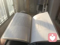 If you were to ask me how I found my way through the most difficult parts of my life, I would tell you this,
 ‘I pay attention to beauty’. 
And by this, I mean that I have taught myself how to look for the details that make up the delicate bones of the world around me,the things that tiptoe quietly on gentle feet, that don’t announce their presence in a loud voice ..
如果你问我如何度过人生中最艰难的部分，我会告诉你，
“我关注美丽。”我的意思是，我自学了如何寻找构成我周围世界微妙构架的细节，以及如何寻找到那些用温柔的脚步悄悄踮起脚尖的事物，然而它们不会大声宣布自己的存在。

~莉泽尔·格雷厄姆配图