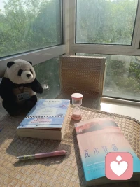 村口的狗叫了，
其他的狗也会跟着叫，
但它们并不知道为什么。
当浑浊成为一种常态，
清白也是一种罪过。
——鲁迅
这就像是当浑浊与虚伪成为了一种普遍的社会常态，那些坚守本心、秉持清白的人，反而会被误解，甚至被指责为罪过。在这样的环境下，保持一份清醒与独立，显得尤为艰难，但唯有如此，我们才能不迷失于混沌之中，守护住内心的那份纯真与正义。配图