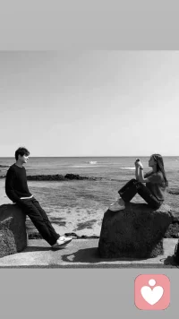 “好看的皮囊千篇一律，有趣的靈魂萬里挑一。”萬千人海里，有趣的靈魂并不多，如若遇見了，要好好珍惜。 
凡塵喧囂，有趣的人卻過得并不枯燥，他們有一雙善于發現美的眼睛，有一個積極樂觀的心態，有一種特立獨行的思想，有一份童心末泯的幽默，有一股執著堅持的韌勁。
 朱光潛說：“人須有生趣，才能有生機。”
一個活得有趣的人，顯得朝氣蓬勃，自然也就擁有了熱氣騰騰的生活，一蔬一飯有滋味，一花一草皆風景，萬物生光輝。而且在人生奔波的路途上，有趣的人更容易識別到與自己志同道合的靈魂，雖然這世間變幻匆匆，但靈魂相似的人有幸相逢，便是永恒。
 萬千人海，和有趣的人相遇。配图