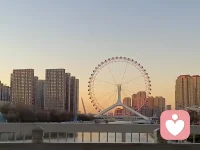 路过天津之眼......
在我今日的悲傷裡，最為苦澀的是我昨日歡樂的回憶。記憶是一種相聚的方式。
忘卻是一種自由的方式。除了黑暗之路，人不可能到達黎明。除非我的心碎了，否則它又怎能被開啟？配图