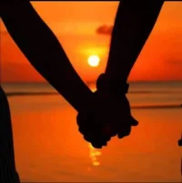 The people that are right for you, want to see you happy. They want you to feel seen in their presence. They want you to feel appreciated. They want to be emotionally available for you - in the softest, purest way. To hear your silence. To heal your insecurities.
They want to give you a sense of belonging — a feeling of being home. They won't deplete you of your energy but rather hold the capacity to cleanse your soul. They will never stop showing you how easy you are to love - because the people that are right for you, will never make you feel hard to love.
適合你的人，希望看到你幸福。他們希望你能在他們的陪伴下感到被看見。他們希望你感到被欣賞。他們希望以最溫柔、最純粹的方式在情感上支持你——傾聽你的沉默，治愈你的不安全感。
他們想要給你一種歸屬感——一種家的感覺。他們不會耗盡你的精力，而是擁有凈化你靈魂的能力。他們永遠不會停止向你展示你是多么容易去愛——因為那些適合你的人，永遠不會讓你覺得難以去愛。

- 杰德·托雷斯配圖