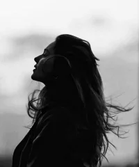 I accept that I am not perfect, but I have principles to be honest, loving, and I am close to myself. I’m not going to lie and say I am what I’m not and I don’t pretend to please anyone. I do not conform to societal norms because I consider being real more valuable than conforming to the pressure of the society.  
I do have my weaknesses and I don’t mind them for they are who I have become. Well what you touch is what you feel, there is no social mask and no games like in other countries. I like reliability and do not lie, I also do not expect someone to lie to me, and I do not offend anyone intentionally.  
I am what I am, and I don’t need to be anybody else. Take it or leave it. 
我承認(rèn)我并不完美，但我有誠(chéng)實(shí)、有愛心的原則，我接近自己。我不會(huì)撒謊說我是什么我不是，我不會(huì)假裝取悅?cè)魏稳恕Ｎ也蛔袷厣鐣?huì)規(guī)范，因?yàn)槲艺J(rèn)為真實(shí)比順從社會(huì)的壓力更有價(jià)值。
我確實(shí)有我的弱點(diǎn)，我不介意它們，因?yàn)檫@就是我成為的人。你所接觸的就是你所感受的，這里沒有社交面具，也沒有像其他國(guó)家那樣的游戲。我喜歡可靠，不撒謊，我也不指望別人對(duì)我撒謊，我故意不冒犯任何人。
我就是我，我不需要成為任何人。接受或離開配圖