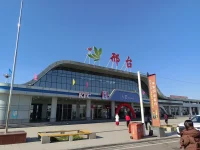 艷陽高照，一路向南，河北邢臺，氣溫2o[太陽]
盡管走下去，不必逗留著去采著花兒來保存，因為一路上花朵自會開放的。配圖
