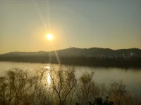獨立寒秋，湘江北去，橘子洲頭。看萬山紅遍，層林盡染；漫江碧透，百舸爭流。鷹擊長空，魚翔淺底，萬類霜天競自由。悵寥廓，問蒼茫大地，誰主沉浮？
?????? 攜來百侶曾游。憶往昔崢嶸歲月稠。恰同學少年，風華正茂；書生意氣，揮斥方遒。指點江山，激揚文字，糞土當年萬戶侯。曾記否，到中流擊水，浪遏飛舟？
?——沁園春?長沙配圖
