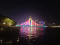 熟悉的味道，熟悉的城市，重游珠江廣州塔，回憶起那些年在廣州工作的日子以及一個人度過的那段時光！
很喜歡《阿甘正傳》 裏的這句臺詞：“ 我不覺得心智成熟是越來越寬容，什麼都可以接受。相反，我覺得那應(yīng)該是一個逐漸剔除的過程，知道自己最重要的是什麼，知道不重要的是什麼，然後做一個簡單的人。
我們終其一生尋找的，應(yīng)該是自己喜歡的生活方式，和想要成為的人。所以多走點彎路也沒關(guān)係的，花很多時間在路上也不要緊的，和世俗或是別人所期待的不一樣也可以的。只要你是在成為你的路上，就夠了。
成長就是你最終會發(fā)現(xiàn)，世界上什麼人都有，當(dāng)你能夠豁達(dá)地面對他們，擁有制怒之力，不再妄想強行改變誰，那將會是自己的新生，管好自己，但行好事，不渡他人。
吸引力法則：我很自律，我很努力，我很可愛，我很值得，我不內(nèi)耗，我不焦慮，接下來會有很多好事發(fā)生，快樂會貼近，麻煩會遠(yuǎn)離，難關(guān)都通過，會有很多好消息！配圖