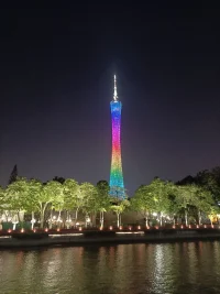 熟悉的味道，熟悉的城市，重游珠江廣州塔，回憶起那些年在廣州工作的日子以及一個人度過的那段時光！
很喜歡《阿甘正傳》 裏的這句臺詞：“ 我不覺得心智成熟是越來越寬容，什麼都可以接受。相反，我覺得那應(yīng)該是一個逐漸剔除的過程，知道自己最重要的是什麼，知道不重要的是什麼，然後做一個簡單的人。
我們終其一生尋找的，應(yīng)該是自己喜歡的生活方式，和想要成為的人。所以多走點彎路也沒關(guān)係的，花很多時間在路上也不要緊的，和世俗或是別人所期待的不一樣也可以的。只要你是在成為你的路上，就夠了。
成長就是你最終會發(fā)現(xiàn)，世界上什麼人都有，當(dāng)你能夠豁達(dá)地面對他們，擁有制怒之力，不再妄想強行改變誰，那將會是自己的新生，管好自己，但行好事，不渡他人。
吸引力法則：我很自律，我很努力，我很可愛，我很值得，我不內(nèi)耗，我不焦慮，接下來會有很多好事發(fā)生，快樂會貼近，麻煩會遠(yuǎn)離，難關(guān)都通過，會有很多好消息！配圖
