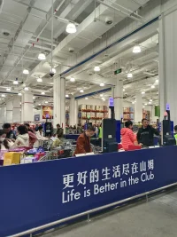 一路向南，抵達深圳，來了深圳據(jù)說都是深圳人！氣溫20o
不要以愛的名義束縛別人，
更不要給自己設(shè)限，
每個人都渴望被愛，
但不被愛並不代表你不夠好。
也許只是緣分未到，
或者對方?jīng)]有看到你的閃光點。
你要相信自己值得被愛，
不要因為一時的不被愛而否定自己。
試著把注意力轉(zhuǎn)移到自己身上，
多關(guān)心自己、愛自己。
生活中還有很多美好的事情等待你去發(fā)現(xiàn)，
還有很多人可能會在未來的日子裡給予你愛。
不要糾結(jié)於現(xiàn)在的不被愛，
勇敢地向前看，
你會遇到那個真正愛你的人，
如果沒有，
那就好好的愛自己，
因為，
我們還有萬里路要走，路上的風景一樣美好。
允許一切發(fā)生，去接受，去順應天命，
去強大自己，熱烈赤誠，忠於自己，
坦坦蕩蕩，大膽的往前走莫回頭。配圖