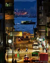 人生就像是一趟旅程，每個(gè)人都在尋找適合自己的方向。然而，許多人因?yàn)楹ε鹿聠位蚋淖儯x擇搭上一輛並不適合自己的車，無論是人際關(guān)係、職場環(huán)境，還是人生的選擇，都可能因?yàn)橐粫r(shí)的妥協(xié)而讓自己陷入不快樂的狀態(tài)。
當(dāng)我們年輕時(shí)，會(huì)因?yàn)楣陋?dú)而選擇錯(cuò)的人，會(huì)因?yàn)槎虝旱陌踩卸鴮⒕鸵欢侮P(guān)係。但隨著年紀(jì)增長，我們漸漸明白，真正的成熟不是一味地忍耐，而是學(xué)會(huì)選擇，甚至學(xué)會(huì)放手。搭錯(cuò)車不可怕，可怕的是明知道不適合，卻遲遲不願(yuàn)下車。
20歲的我們學(xué)著接受父母的平凡，40歲的我們開始接受自己的平凡，到了50歲，則要學(xué)會(huì)接受子女的平凡。人生並不需要活得轟轟烈烈，反而是那些日常的點(diǎn)滴，構(gòu)成了最珍貴的幸福。
有時(shí)候，真正的智慧不是拼命地適應(yīng)，而是適時(shí)地離開。當(dāng)你發(fā)現(xiàn)身處的環(huán)境讓你感到疲憊、人際關(guān)係讓你失去自己，那麼學(xué)會(huì)「下車」是一種勇氣，更是一種智慧。唯有放下不適合的人事物，才能讓自己迎向更自由、更舒適的未來。配圖