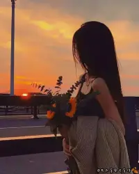 “ 我或許敗北，或許迷失自己，或許哪裡也抵達(dá)不了，或許我已失去一切，任憑怎麼掙扎也只能徒呼奈何，或許我只是徒然掬一把廢墟灰燼，唯我一人蒙在鼓裡，或許這裡沒有任何人把賭注下在我身上。無所謂，有一點(diǎn)是明確的，至少我有值得等待，有值得尋求的東西。”
不要慌，不要慌，太陽下山有月光，月亮落下有朝陽。
不要過於焦慮與著急，即使身處黑暗，擡頭也可以見星空。天總會(huì)亮，陽光萬里，錯(cuò)過了落日餘暉，請記得還有滿天星辰。
這煙火人間，事事值得，事事也遺憾，如果事與願(yuàn)違，請相信，一定另有安排，你總會(huì)遇到那束光或早或晚。
也許你感覺自己與周遭格格不入，但正是那些你一個(gè)人度過的時(shí)光，讓你變得越來越有意思，等有天別人終於注意到你的時(shí)候，他們就會(huì)發(fā)現(xiàn)一個(gè)比他們想象中更酷的人。
你本身就是星星，是世界萬物的浪漫，要堅(jiān)定不移的相信自己。在你喜歡的人那幾，去熱愛生活，在不喜歡你的人那裏，去看清世界，就這麼簡單。
我野蠻生長，自己便是月亮。配圖