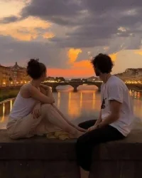“The saddest love is the love that never comes to pass, the love that exists only in dreams and silent hopes. A love that is kept in stolen visions, in unspoken words, in the space between what is and what could be. And as time passes, it becomes a bitter memory, a tender ache that never quite goes away, a reminder of what was lost before it even had a chance to be found.”
“最悲傷的愛是從未到來的愛，它只存在于夢境和無聲的希望中。這種愛被藏在偷來的幻象中，藏在無言的話語中，藏在現實與可能之間的空間里。隨著時間的流逝，它變成了一段苦澀的回憶，一種從未完全消散的溫柔疼痛，提醒著我們，在它有機會被找到之前，已經失去了什么。”
- 列夫·托爾斯泰，《安娜·卡列尼娜》配圖