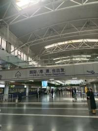 機場候機中，2025第一站澳大利亞悉尼，期待好運！
A profound truth. 
The showing up. 
The holding it together. 
The trying again. 
Doing your best when no one sees how hard it is . . . that kind of quiet strength is often the bravest kind of all.  
一個深刻的真理
你只需再次復出，努力堅持，不斷嘗試，
即使沒有人看到它有多難的時候，盡你最大的努力 這種安靜的力量往往是所有事情中最勇敢的力量配圖