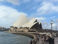 悉尼歌劇院，天空蔚藍，澳大利亞黃金海岸線行走，海港大橋矗立眼前，耳邊沖刺著各種語言，竟然有種不真實的感覺。
這個世界很大，大到足夠支撐我們內(nèi)心所有的信念，而我們需要的就是不斷地體驗！配圖
