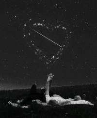 The stars shine bright in the midnight sky,
Their light unfurls, as the sun says goodbye.
They don't compete, with the day's grand light,
For they know their time, is the starry night.
Like humans, we, each have our own stage,
Our spotlight waits, our moment to engage.
Regardless of doubts, or others' views,
We shine and sparkle, in our own hues.
In darkest moments, when fears arise,
We question worth, and our place in the skies.
But still we shine, like stars in the night,
Unseen by some, but admired by others in sight.
Behind self-doubt, eyes watch and aspire,
To have our spotlight, our moment to acquire.
So let's keep pushing, let's keep shining bright,
For in our own time, our light will ignite.
星星在午夜的天空闪耀着光芒，
当太阳告别时，它们的光芒展开。
它们不竞争，与白天的壮丽光芒，
因为他们知道他们的时间，是星光璀璨的夜晚。
像人类一样，我们每个人都有自己的舞台，
我们的聚光灯在等待，我们参与的时刻。
无论怀疑与否，或他人的观点，
我们闪耀着光芒，以我们自己的色彩。
在最黑暗的时刻，当恐惧出现时，
我们质疑价值，以及我们在天空中的位置。
但我们仍然闪耀，就像夜空中闪烁的星星，
不被一些人看到，但受到其他人的赞赏。
在自我怀疑的背后，眼睛在观察和渴望，
为了拥有我们的聚光灯，我们的收购时刻。
所以让我们继续前进，继续闪耀光芒，
因为在我们自己的时代，我们将被点燃配图