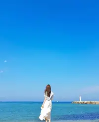 風吹來的日子，不需要多堅強
「海浪沒有回答，但風知道。」

                                        ——《島嶼的日常》
有些日子，適合這樣安靜地站著——
面向海，風從身後來，
你不說話，它也不問你。
沒有誰催你往前，
沒有訊息要回，
只有風輕輕拉著你的裙擺，提醒你：
「妳可以慢一點，沒關係的。」
妳不一定要今天就釐清所有情緒，
不一定要笑著撐完每一場日常。
妳可以，在這片海的面前，
只做一個會被風吹動的人。
願這風，吹走妳心裡的結、
也帶走那些妳其實不必扛的重量。
今天，就只是站在風裡就好。
別急著解釋，別急著好起來。
妳已經，很好了。配图