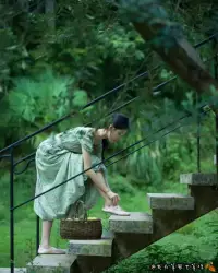 當(dāng)太陽升起時，就把昨天忘記。
生活，過的就是一種心情，
簡單，快樂，且隨性。
願你忠於自己，活的
認(rèn)真，笑的放肆。配圖