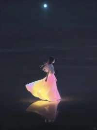 在這個人人都急著抵達的時代，
你選擇慢慢地走，
這不是落後，
而是以一另一種速度前進。

那些繞過的路，
讓你看到主幹道上看不見的風景；
那些多花的時間，
釀出了速成班裡學不會的技能。

人生最大的成就，
不是克服自己的與眾不同，
而是終於理解：
「我本來就是完整的。」
像一棵樹不需要模仿另一棵樹的生長，
你只需要對自己的節奏誠實。

那些所謂的「缺陷」，
正是你獨特DNA裡的一部分；
那些被「浪費」的時光，
反而提供給你另類的養分。
你此刻的存在本身，
就是最大的成就。
記住，你要懂得對自己說：「這樣就很好。」配图