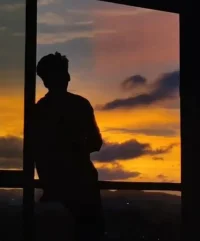 One of the hardest lessons in life is knowing you don't have control over anyone. 
People will come and go. They'll surprise you, disappoint you, be the best thing that ever happened to you or the worst. But the truth is, you never had a hold on them. their choices, only your response. You can love deeply and still be left. You can give everything and still be misunderstood.
The only real control you have is how you heal, grow, and rise from what they leave behind. So protect your peace, and never beg to be valued, real ones never need convincing.
人生中最艱難的教訓之一，就是意識到你無法掌控任何人。
人們來來去去。他們可能會給你帶來驚喜，也可能讓你失望；他們可能是你生命中最美好或最糟糕的際遇。但事實是，你從未真正掌控他們，他們的選擇，只取決于你的回應。你可以深愛某人，卻仍被對方離開；你可以付出一切，卻仍被誤解。
你擁有的唯一真正掌控力，就在于你如何從他們留下的痕跡中療愈、成長和崛起。因此，請守護好你的平靜，永遠不要乞求被重視，真正有價值的人從來不需要被說服。配圖