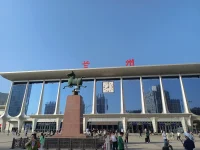 安全抵達蘭州
為什麼人一定要充滿正能量，
學過物理學的人都知道，
自然界是有磁場的。
一個人，信念變了，德行就變了，
德行變了，氣場就變了，
氣場變了，磁場就變了。
磁場變了，風水就變了，
風水變了，運氣就變了，
運氣變了，命運就變了。
改變命運靠的是自己的正能量，
厚德載物，內心善良、柔和、寬厚，
那是昂貴的化妝品裝扮不出來的。
相由心生，境由心轉，
學會調整心態，是人生最大價值。
真正的危機，不是金融危機，
而是道德與信仰的危機。
與智者為伍，與良善者同行，
心懷蒼生，大愛無疆，善心，
善語，善行，美好的奇蹟便會發生。
人生，總會有不期而遇的溫暖，
和生生不息的希望，積極向上，
充滿活力和樂觀的態度。配圖