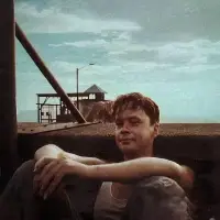 “任何一个你不喜欢又离不开的地方，任何一种你不喜欢又摆脱不了的生活就是监狱。如果你感到痛苦和不自由，希望你心里永远有一团不会熄灭的火焰，不要麻木，不要被同化，拼命成为那个有力量破釜沉舟的人。”

——《肖申克的救赎》