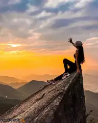 如果我可以给年轻的自己一些意见，那将是:不要把爱与焦虑混为一谈，不要把危险与浪漫的剌激混为一谈。伴随着真爱而来的和谐与宁静，弥足珍贵。我用了很多年的时间才明白这一点。
——贾斯迪妮·皮卡蒂配图