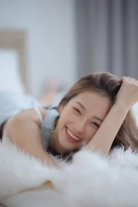 当我们过度聚焦于某个目标，往往会忽略内心的真实需求，甚至会用“我都是为了TA”来合理化自己的疲惫。

你真正需要的，不是立刻解决某个具体的难题，而是学习如何在混乱、失序中稳稳地安放自己，找回那份对生活最基本的“我说了算”的力量感。