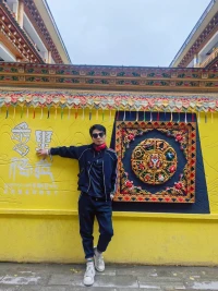 “或許真正的香格里拉就藏在每個人的心底，人類對于光明的信仰與追尋必將生生不息。”