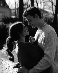 And I finally understand that the most important ingredient of any healthy relationship was the feeling of safety.

Feeling safe enough to know that you can be your real, true, messy, vulnerable self and be loved just the way you are.
我終于明白，任何健康關(guān)系中最重要的是“安全感”這一要素。

感到足夠安全，知道自己可以展現(xiàn)真實的、純粹的、雜亂無章的、脆弱的自我，并且被以本來的樣子所愛。