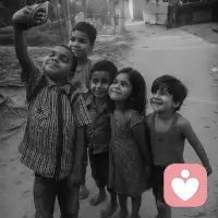 《魚的眼淚》——那些不被看見的難過
魚在水裡哭，沒有人發(fā)現(xiàn)。
眼淚與海水混在一起，不留痕跡。
牠游得安靜，好像什麼都沒發(fā)生，
卻在心裡，掀起洶湧的波濤。
人，其實也是。
我們戴著偽裝的面具、
微笑著過日子，誰又知道，
那背後的眼淚，早已溶進心裡的海洋。

原來，有些痛，注定無聲； 有些孤單，注定無法被看見。
但親愛的，你知道嗎？
即使沒有人懂，依然要相信——
總有一天，會有被理解的時刻。
總會有個人，能讀懂你的眼神。 
就算淚水無法被看見，
你的勇敢，會比海更深，
比星辰更閃亮。配圖