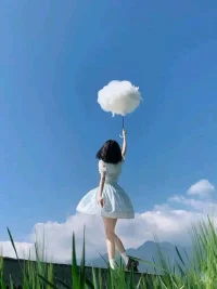 “人生目标是穷尽一生去浪漫。看日落与海，写信给春夏秋冬，与万水千山相逢，像芦苇荡里的风一样自由，不只为爱躬身。”——裴则故配图