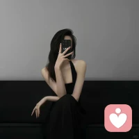 不是每件事都有意義，生活需要純粹點(diǎn)?
人生不必事事功利，
那些純粹的歡喜、自在的松弛，
本就是生命最珍貴的意義。

?? 慢下來感受日常：
一杯茶、一朵花、一場(chǎng)發(fā)呆，
比成績(jī)更能溫柔滋養(yǎng)生活。

?? 接納不完美：
月亮有缺，人生有憾，
真實(shí)比偽裝更動(dòng)人。

?? 堅(jiān)持自己的節(jié)奏：
每個(gè)人的花期不同，
無需追趕，慢慢綻放。

? 生活的美好，
從不在“宏大意義”里，
而在每個(gè)用心過的當(dāng)下。配圖