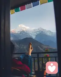 放得下，是因为能看得开。而看得开，要仰仗于两个方面：一要心足够大，一要阅历足够沧桑。
——蔡澜
放得下，是因心如浩渺沧海，能容得下千堆雪浪，亦能化开万缕愁云。心大者，不囿于方寸得失，像古树张开年轮，把风雨都刻成成长的纹路；阅历沧桑者，则如老茶沉淀苦涩，尝过人间冷暖，方知执念不过是杯中浮沫。心若狭隘，便如蜗角争斗，连片落叶都压得喘不过气；阅历太浅，又似稚童抱金，稍有磕碰便惊惶失措。唯有心量与岁月共宽，方能在得失间闲庭信步，将过往的伤痛酿成眉间的从容，把未来的迷茫化作脚下的云烟。配图