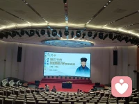 “人在幸福時(shí)不會暴躁，也沒有戾氣”
最近我看到了一條評論，她是這樣說的，她說:“去年我試著在窗臺種薄荷，每天澆水、修剪枯葉、觀察嫩芽……有天聞到指尖的清香，突然覺得生活鮮活起來。后來我用薄荷泡茶、做菜，連發(fā)呆時(shí)盯著它搖曳都覺得治愈。我忽然明白， 原來幸福不需要宏大目標(biāo)，光是感知這些小事的過程中，就足以讓我雀躍一整天。”

其實(shí)任何一件小事，只要用心去感受，都會成為情緒的錨點(diǎn)，因?yàn)樗鼤娜恢厮芰四愀兄澜绲姆绞健?

要知道幸福的本質(zhì)不是驚天動地的狂喜，而是持續(xù)收集微小雀躍的能力。

所以我們每個(gè)人都該給自己創(chuàng)造“感知細(xì)微美好”的機(jī)會，哪怕只是傍晚散步時(shí)瞥見一片粉紫色的晚霞。

可以是折一只紙鶴，可以是聽雨滴敲打玻璃的聲音，重要的是讓平凡的日子因細(xì)微的感知而泛出光澤。配圖