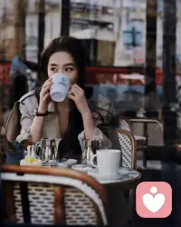 人這一生，
經(jīng)歷多也好、少也好，
都是你的財富，別人拿不走。

撞過南牆才懂拐彎，
吃過虧才學(xué)會把真心藏嚴(yán)。

經(jīng)歷不是白走的路，
是歲月給的成長地圖，
迷路時教你辨方向，
跌倒時催你挺脊梁。

摔過跤，才懂穩(wěn)行的分量；
淋過雨，才知撐傘的智慧。

每段故事都藏著答案，
每道傷疤都刻著勳章。

哭過笑過，方知人間值得。
別怕走得慢，每一步，
都在雕刻未來更好的自己。配圖