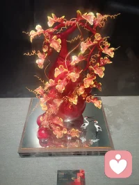 一切都明明白白
但我们仍匆匆错过
因为你相信命运
因为我怀疑生活
——顾城
在时光的长河里，一切都明明白白地摊开在我们眼前，爱意如春日繁花般清晰，缘分似天边云霞般可辨。可命运却似一个顽劣的孩童，故意拨弄着命运的琴弦，让我们仍匆匆错过。你笃定地相信命运，如同虔诚的信徒仰望神明，任由它安排人生的轨迹；而我却满心怀疑生活，在现实的泥沼中挣扎，试图挣脱命运的枷锁。就这样，我们在不同的信仰里，渐行渐远，徒留遗憾。配图