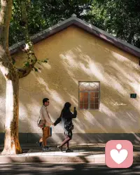 “ 相愛過的人，分手後是不能成為真 正的朋友的。情分被消耗盡，緣分便到了終點(diǎn)。把自己還給自己，把別人還給別人，禮貌的退場。讓花成花，讓樹成樹，從此山水一程，不相逢，願(yuàn)來生，不見，不欠，不念。”
 
我和你做過那麼多親密的事，袒露過那麼多次的身體和真心現(xiàn)在卻變成陌生人了，這種感覺真的有點(diǎn)說不上來，有點(diǎn)奇怪我們不是敞亮的朋友，也不是乾淨(jìng)的戀人，你問我愛是什麼，我不知道該怎麼回答，我只知道，你牽著我的手說愛我的那天，我想愛有萬難我也願(yuàn)意。
 
村上春樹曾說：“ 我動(dòng)了離開你的念頭，不是因?yàn)槟悴缓?，也不是因?yàn)椴粣哿耍皇悄銓ξ业膽B(tài)度讓我覺得你的世界並不缺我，其實(shí)我可以再厚著臉皮糾纏你，但沒有任何意義。

有些人漸漸不聯(lián)繫了，不是因?yàn)榈诉h(yuǎn)了，而是因?yàn)?，沒有合適的身份陪伴，沒有合適的理由聯(lián)繫，沒有合適的機(jī)會見面，只能放在心裡，偶爾回憶經(jīng)常想念。
 
或許，有些愛，只能止於唇齒，掩於歲月。人生蕞大的遺憾，不是錯(cuò)過了蕞好的人，而是當(dāng)你遇見更好的人時(shí)，卻已經(jīng)把蕞好的自己用完了。相愛過的人，分手後是不能成為真正的朋友的。我相信很多人都有過很喜歡一個(gè)人的時(shí)候，默默地為對方做了很多事情，也為對方流了不少眼淚，明知道跟對方?jīng)]有結(jié)果，可仍然不捨得放手。
 
愛，可以讓人踮起腳尖，亦可以讓人彎下腰。心動(dòng)只是開始，心定才是終點(diǎn)。配圖