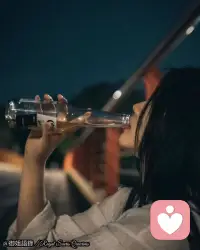 ——泰戈爾 || 我扔掉了所有的昨天
有一個夜晚，我燒毀了所有的記憶，從此我的夢就透明了。有一個早晨我扔掉了所有的昨天，從此我的腳步就輕盈了。
我扔掉了所有的昨天，就像卸下了沉重的行囊，那些曾經的枷鎖與束縛，在這一刻煙消云散。
我開始用一種全新的視角審視這個世界，每一片葉子、每一滴露珠都變得那么新鮮，那么充滿生機。
我扔掉了昨天，也扔掉了那些無謂的擔憂與恐懼。我學會了活在當下，珍惜每一個呼吸、每一次心跳。我開始更加專注于自己的成長，不再為過去的錯誤與遺憾而耿耿于懷。
每一個清晨，當我迎著朝陽醒來，心中都充滿了對未來的期待與憧憬。我知道，我已經告別了那個被昨天所困擾的自己，正在走向一個更加自由、更加光明的未來。
我學會了擁抱變化，享受生活的每一個瞬間，因為我知道，每一個今天，都是我曾經渴望的明天。配圖