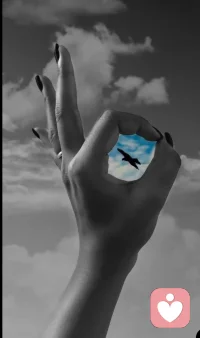 權力對世界説
你是屬於我的
於是世界把權利 
囚禁在她的寶座旁
愛對世界說
我是需於您的
於是世界便讓愛 
自由出入她的寶殿配图