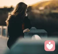 If they want to choose someone else instead of you, let them. If they ignore you for days without checking on you, let them. If they’re okay not talking to you or seeing you, let them.
If they only think about themselves and not your feelings, let them. If they judge you without knowing your story or choose to misunderstand you, let them.
If they act like you never mattered, let them.
You don’t need to beg anyone to stay or prove your worth to people who don’t care.
The right people won’t leave when things get hard. They won’t make you feel like you’re hard to love.
So if someone wants to leave, let them.
It’s better to be alone than to stay with people who make you feel unwanted.
如果他们想选择其他人而不是你,就随他们去吧。如果他们几天不理你也不关心你,就随他们去吧。如果他们对和你交谈或见面不感兴趣,就随他们去吧。
如果他们只考虑自己而不顾及你的感受,那就随他们去吧。如果他们不了解你的情况就对你做出评判,或者选择误解你,也随他们去吧。
如果他们表现得好像你从来都不重要,那就随他们去吧。
你不需要乞求任何人留下,也不需要向那些不在乎你的人证明自己的价值。
在情况变得困难时,合适的人不会离开。他们不会让你觉得自己难以被爱。
所以如果有人想离开,那就随他们去吧。
独自一人的感觉总比和那些让你感到不被重视的人待在一起要好。配图