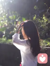 一個不願讓你走進的世界,
就別再用力敲門了。
你以為再努力一點、再多付出一些,
也許就能被理解、被接納。
可現實往往殘酷,
有些門,從一開始就沒打算為你開。
那是一種很深的無力感,
你明明真誠、善良、用心,
卻總是在別人的世界裡成了「外人」。
你試著迎合、退讓、委屈求全,
最後換來的只是更多的失落與不安。
後來你才懂,
真正屬於你的關係,不需要用力維繫;
該留下的人,不會讓你感覺到辛苦。
那些你拼命想融入的圈子、關係或角色,
如果注定要讓你壓抑、小心翼翼,
那就代表——那裡不該是你待的地方。
硬擠的世界快不快樂,
只有自己最清楚。
有時候放手,不是輸,
而是選擇不再委屈自己去討好誰。
你該學會的,是轉身、是自重、
是回到自己的節奏裡,去擁抱那份自在。
因為不屬於你的,就別硬拿;
不願留你的,就別再等。
該離開的時候轉身,
才有機會遇見真正屬於你的禮物。配图