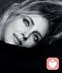 原来,人是需要跟过去有联系,才不会让自我断裂,让自己陷入意义的虚空里。有时候,它是人不愿改变的理由。
如果你抓住的过去,是好的部分,现在和未来就会在过去的基础上发展,最终变成一个好故事,一个好的自我。如果你能抓的过去,只有坏的东西,你没法在它上面发展好的自我,你喜欢的自我。但好歹,你有一个自我。
所以,你抓紧不放的,跟过去的联系是什么?它在如何决定着你?配图