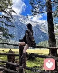 很多人說年少時看《大話西游》,看著看著就笑了,長大之後再看,看著看著就哭了。
笑是因為年少不知情滋味,只覺得電影中每一個梗都很好笑,哭是因為你在看至尊宝、紫霞和白晶晶的愛情故事時,在某個瞬間,想起了自己。
你是不是也曾像至尊寶一樣,深陷一段感情自己卻不曾發覺?你是不是也曾像至尊寶一樣,愛的時候沒有好好珍惜,等到失去後才追悔莫及?
你是不是也曾為了愛情放棄了自己的驕傲,再為了自己所愛的人放棄了愛情?
愛情是一種很玄的東西,看不到摸不著,卻能讓你為之心動,為之心痛,為之瘋狂,為之遺憾。
如果命運再給你一次機會,會不會選擇把那段感情重來一次?
有些遺憾明明是可以及時制止的,只要你及時回頭,及時抓緊,愛你的人或許就在身後等你。
有些愛,一生一次。有些人,一期一會。別錯過,別遺憾。配图