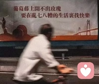 少年时我们追求激情,成熟后却迷恋平庸,在我们寻找,伤害,背离之后,还能一如既往的相信爱情,
这是一种勇气。
——村上春树 《挪威的森林》
少年时光,如炽热骄阳,那时的我们,浑身散发着不羁与冲动,满心满眼都是对激情的追逐。爱情于我们,是绚烂烟火,是惊涛骇浪,是奋不顾身地投入。然而,当岁月流转,我们在生活的磨砺中走向成熟,激情渐渐褪去,开始迷恋起平庸的安稳。可即便历经了寻找的迷茫、伤害的苦痛、背离的绝望,仍有人能怀揣着一颗赤诚之心,一如既往地相信爱情,这份在沧桑后依旧坚守的信念,是一种令人动容的伟大勇气。