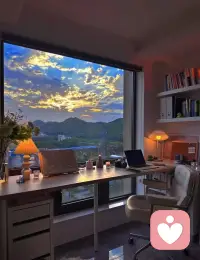 這段話治癒了我最近的焦慮：此刻打開窗，明亮的光撲面而來，即便歲月堆積了無數疼痛，但秋天滿眼收穫。
你知道的，過去的苦難，都在慢慢後退，俗世的河流，水漲船高。
無需定義，也不必留戀，只需勇敢往前走。
會倦怠，也容易迷惘，所有的孤獨都是一種償還。
就當是過客，人間來過，曾盛開過。
 在不為人知的末來，我們平平安安就好。
好好再見  不談虧欠  不負遇見^_^配圖