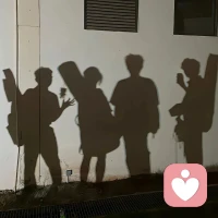 人的命就像這琴弦，拉緊了才能彈好，彈好就夠了。
史鐵生《命若琴弦》
人的命恰似那根纖細卻堅韌的琴弦，置于時光的琴身之上。若松弛懈怠，便只能發出混沌喑啞之音，在庸碌中無聲消磨。唯有拉緊，以拼搏為力，以堅持為勁，讓生命繃出緊致的弧度，方能奏響激昂清越的旋律。不必貪戀長久，不必苛求完美，能把這一曲屬于自己的生命樂章彈好，便已是無憾，便已足夠。配圖