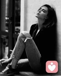 Waiting for someone to notice your pain is exhausting—it’s like shouting into the void and hoping someone will finally hear the cracks in your heart. But the truth is, no one is required to see your suffering, and sometimes the bravest, most radical act of love is turning that attention inward. Saving yourself first doesn’t make you selfish; it makes you wise. It means feeding your own soul, setting your own boundaries, and giving yourself the care you’ve been silently begging for. The moment you choose yourself, you stop depending on someone else’s awareness to validate your worth—and that, quietly, becomes your strongest armor.
等待有人注意到你的痛苦是令人疲憊的——這就像對著虛空呼喊，希望最終有人能聽到你內心深處的裂痕。但事實是，沒有人有義務看到你的痛苦，有時，最勇敢、最徹底的愛之行為就是將這種關注轉向內心。首先拯救自己并不會讓你變得自私；相反，它會讓你變得明智。這意味著滋養自己的靈魂，設定自己的界限，并為自己提供你一直在默默祈求的關懷。當你選擇自己時，你就不再依賴他人的意識來確認自己的價值——而這，悄然間，成為了你最強大的盔甲。配圖