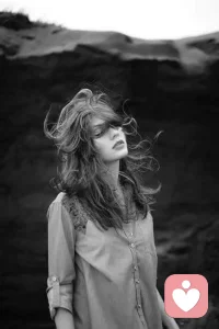 The one who really cares for you is the person who can feel your pain in his heart, even if you’re keeping a brave face.” They notice everything, your inflection, where you pause, how much energy you have. And though others may receive the smile you give to the world they can see right through it for their heart is inside yours. That is a rare kind of love — the kind that gets you without saying and believes in you without stipulation.
真正关心你的人，是那个能够在他心中感受到你的痛苦的人，即使你表面上保持着勇敢的表情。他们会注意到一切，你的语气变化，你停顿的地方，以及你展现出的能量。虽然其他人可能也会接收到你向世界展现的微笑，但他们能看穿这一点，因为他们的心与你的心是相通的。这是一种罕见的爱——一种无需言语就能给予你支持，且毫无条件地相信你的爱。配图