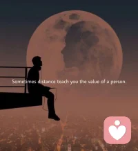 幸福从来不是热闹，
是心底那块地方，
终于不用硬撑。
.
你笑得多不多，
其实不重要，
重要的是那笑，
不再用来掩饰疲惫。
.
有的人朋友圈很亮，
现实却暗得像断电。
热闹的不是幸福，是噪音。
.
真幸福的人，都很安静，
他们不炫耀，因为生活本身就够了。
不是要远方、名牌、或仪式感，
而是能在一杯水里，找到一点温度。
.
幸福不是拥有，
而是不再焦虑失去。
有钱的焦虑，穷的也焦虑；
热闹的人孤单，
孤单的人反而自在。
.
心安这件事，没人能给你——
它只在你不追的时候，
悄悄靠近。
.
所以别追幸福，
它不跑，只怕你太吵。配图