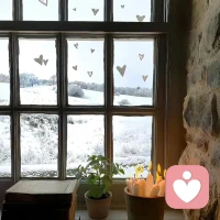 只因为你来的时候是冬天，
漫山遍野的白正好被你披着，
从此我每遇见一场雪，
都觉得是你来了。
——惊竹娇《错觉》
只因初逢你时，恰是寒冬凛冽。那时，漫山遍野皆被素白轻拥，那纯粹的白，似是天女洒下的琼瑶碎玉，而你，就这般踏雪而来，那洁白的雪仿佛成了你专属的披风，衬得你风姿卓绝。自那以后，每一场雪的飘落，于我而言都有了别样的意义。那纷纷扬扬的雪花，都像是你的脚步，我总会恍惚觉得，是你穿越风雪，带着满身温柔，又一次来到了我的身旁。配图