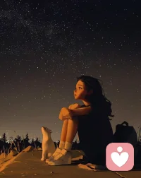 著名漫画家蔡志忠曾说：“底层环境，多数是兽性大于人情，但高灵性的人神性太强。”
因此，高灵性之人虽然能力强，但不争不抢，遵从内心灵魂深处的渴求，不愿意用赤裸露骨的方式拼抢资源。但这在底层环境看来，反而是一种懦弱，他们非但不会理解，反而只会嘲笑和抨击你，让你不断产生自我怀疑，在反反复复的纠结和痛苦中沦为麻木之人，失去与生俱来的灵性。
所以，一个高灵性的人，ta不必纠结和强行融入底层生存法则，而是要避免被其损耗，在底层环境中学会独善其身，寻找突围和向上的机会。低层次的底层环境，说白了就是弱肉强食的地盘，所有人都会为了眼前的资源拼地头破血流，使尽心机和手段，在这个过程中，兽性暴露无遗。配图